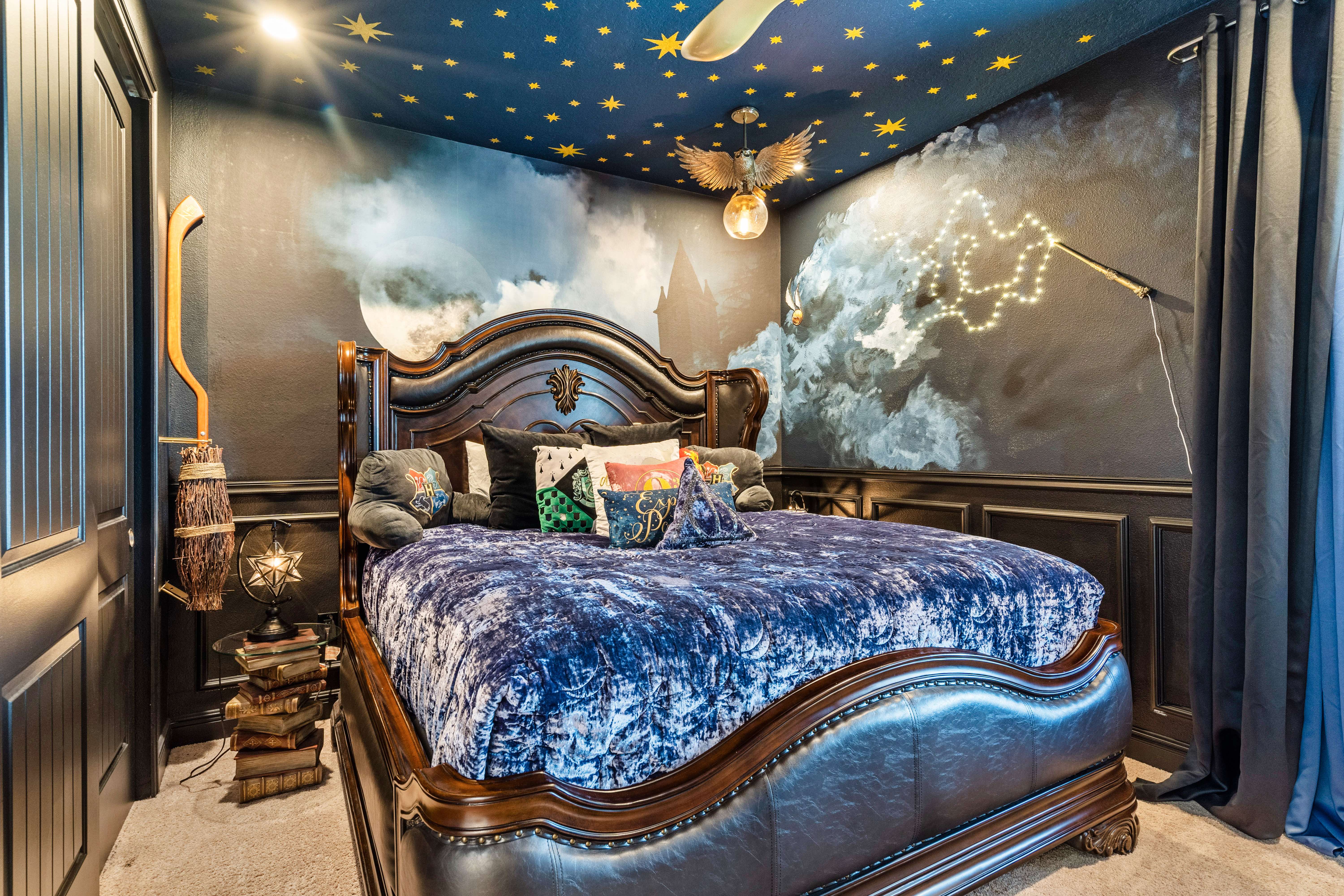 Harry Potter themed king bedroom at 450 Burma vacation rental near Disney